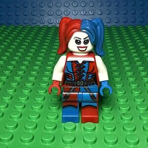 LEGO Harley Quinn Minifigure Blue and Red Hands and Pigtails sh0260 Batman